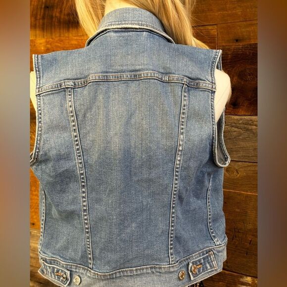 💥 Levi’s Star Studded Denim Trucker Vest 💥
✨All-American Classic sz Medium EUC - Picture 8 of 11